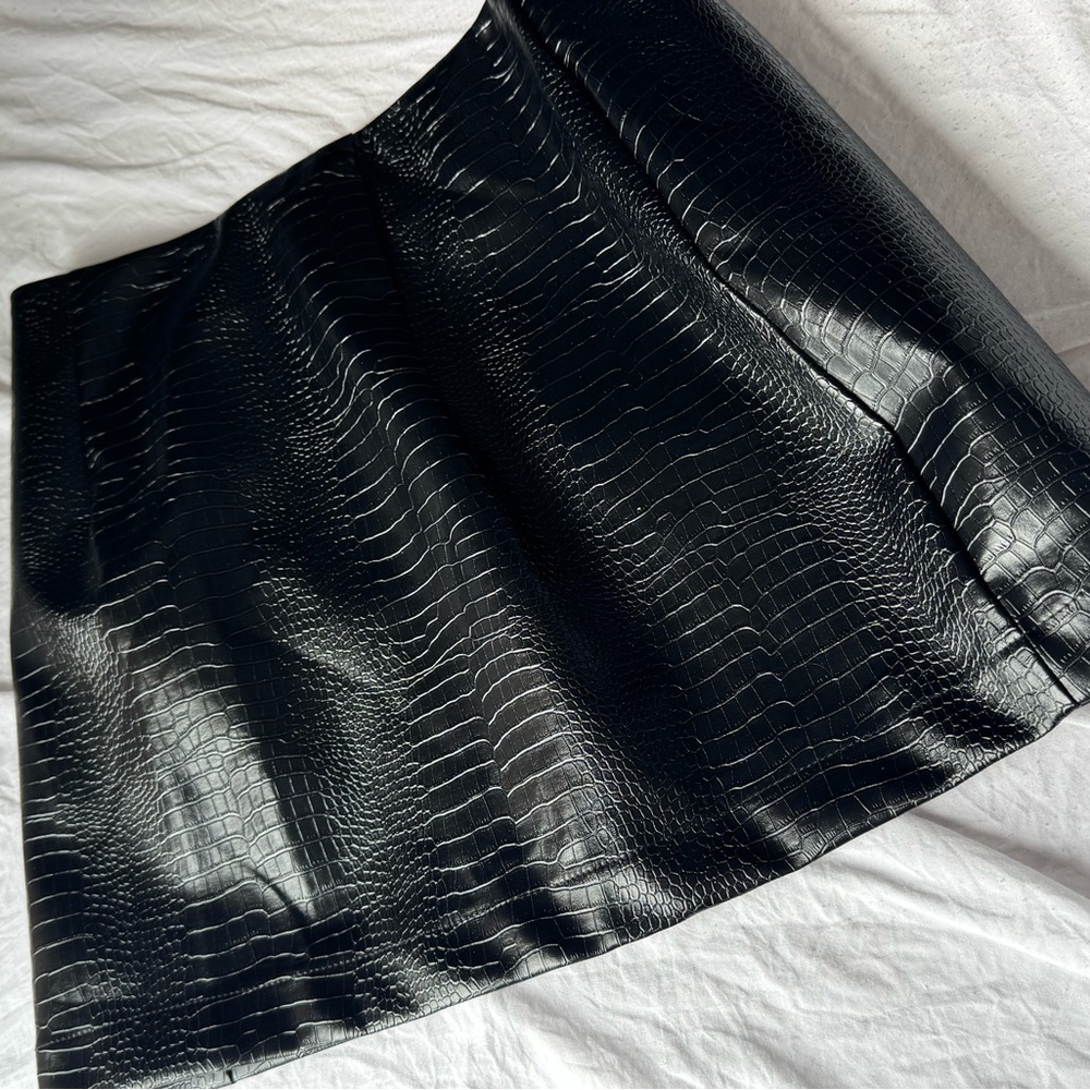 Commense Black Croc-Embossed Mini Skirt - Picture 2 of 7